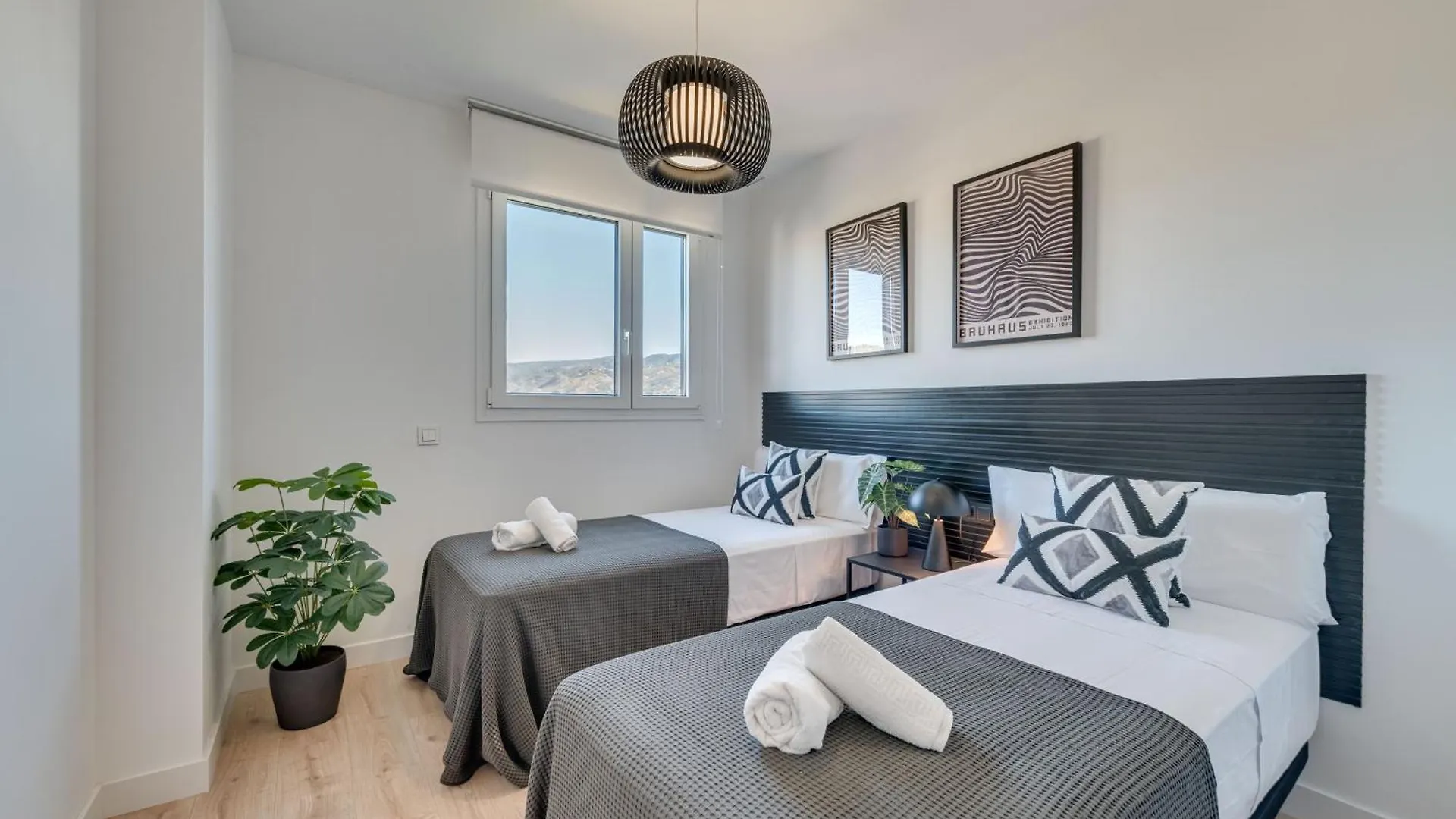 Ferienwohnung Xpce Sky Towers - Parking Free Málaga Apartment